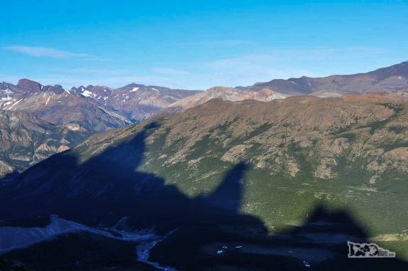 No fim de tarde, a sombra do Fitz Roy no parque Los Glaciares, região de El Chaltén, no sul da patagonia argentina